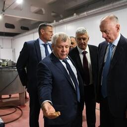 Предприниматель Николай ФЕДОРЕНКО рассказал о новых проектах секретарю Совбеза Николаю ПАТРУШЕВУ. Фото пресс-службы правительства республики