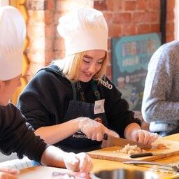 Молодежь хотят научить готовить простые, вкусные и полезные рыбные блюда. Фото предоставлено компанией «Нерей»