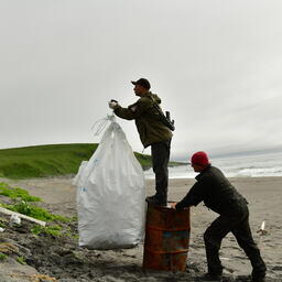 Взвешивание собранного мусора. Фото Александра Иванникова
