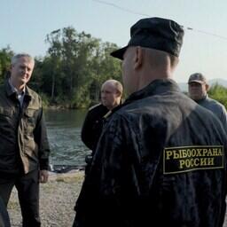 Губернатор Камчатки Владимир СОЛОДОВ обсудил с инспекторами поста рыбоохраны на реке Паратунка методы борьбы с браконьерством. Фото пресс-службы регионального правительства