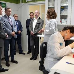 После подписания соглашения состоялась экскурсия по многопрофильному лабораторному комплексу ВНИРО. Фото пресс-службы института