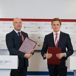 Соглашение подписали президент Ассоциации добытчиков минтая Алексей БУГЛАК и заместитель гендиректора КРДВ по развитию рыбохозяйственного комплекса Иван НОВИКОВ. Фото пресс-службы АДМ