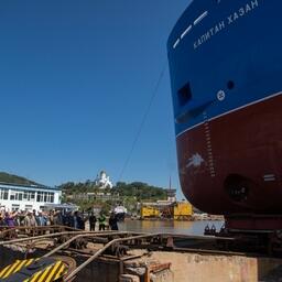 Об борт по традиции разбили бутылку шампанского
