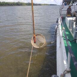 Подъем ихтиопланктоной сети ИКС-80 на борт судна. Фото пресс-службы КаспНИРХ