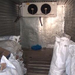 Незаконно добытые биоресурсы хранились в специально оборудованных холодильных камерах. Кадр оперативной съемки