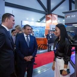 На объединенном стенде компаний RMPG и «Навада» министра сельского хозяйства Николая ПАТРУШЕВА и главу Росрыболовства Илью ШЕСТАКОВА встречала руководитель «Навады» Алевтина КИМ
