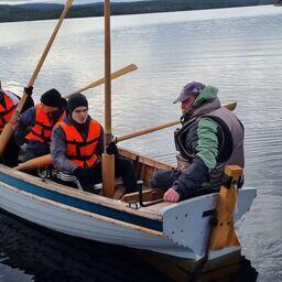 Моторную практику десятиклассники прошли на озере Кильдин. Фото предоставлено ГК "Норебо"