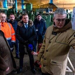 Вице-премьеру — полпреду президента на Дальнем Востоке Юрию ТРУТНЕВУ в декабре о перспективах восстановления судоремонтной отрасли на Камчатке рассказал губернатор Владимир СОЛОДОВ. Фото пресс-службы правительства края