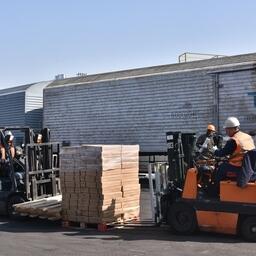 Погрузка рыбопродукции в рефвагоны во Владивостоке