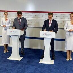 Документ подписали президент Ассоциации судовладельцев рыбопромыслового флота Алексей ОСИНЦЕВ и заместитель генерального директора КРДВ по развитию рыбохозяйственного комплекса Иван НОВИКОВ. Фото пресс-службы АСРФ