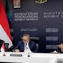 От индонезийской стороны заявление подписал министр торговли Зулкифли ХАСАН. Фото пресс-службы ЕЭК