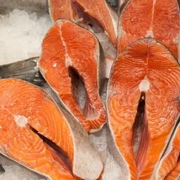Рыба с высоким содержанием омега-3, например лосось, недостаточно доступна по цене для американцев со средним и низким доходом