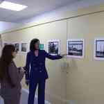 Ученый секретарь ТИНРО Мария ЧАЛИЕНКО проводит экскурсию корреспонденту Fishnews. Фото пресс-службы филиала