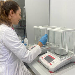 Ученые отслеживают показатели воды. Фото пресс-службы ИнБЮМ