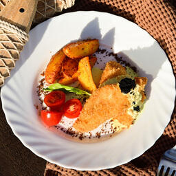 Палтус в хрустящей панировке с соусом карри и картофельным гарниром. Фото предоставлено компанией «Нерей»