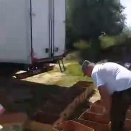 Всего изъято более 4 тыс. живых раков. Кадр оперативной съемки