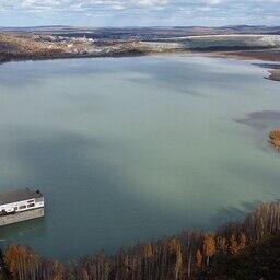 Нижне-Качканарское водохранилище, на котором расположен один из участков. Фото Vyacheslav Bukharov. CC BY-SA 4.0