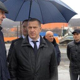 Заместитель председателя правительства РФ – полномочный представитель президента в ДФО Юрий ТРУТНЕВ проконтролировал подъем судов в бухте Нагаева. Фото пресс-службы полпреда