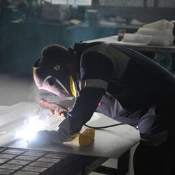 Уволить мобилизованного сотрудника нельзя: трудовой договор будет приостановлен на время службы, а работодатель должен будет сохранить рабочее место за таким работником