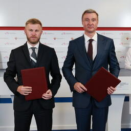 Документ подписали управляющий директор КРДВ Сергей СКАЛИЙ и генеральный директор компании «Рем-Нова ДВ» Владимир ВАЛЬТЕР. Фото предоставлено пресс-службой «Норебо»