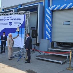 Символическим ударом в рынду новый холодильник открыл генеральный директор ОАО «Владморрыбпорт» Александр ШЕВЧЕНКО