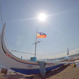 Рыбацкая лодка в порту Лемери. Фото Альберта Лосада. CC BY 2.0