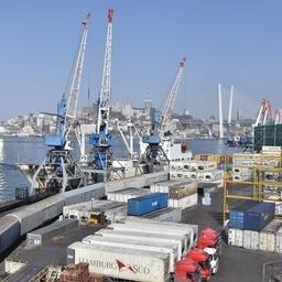 С юридическими и физическими лицами из санкционного списка запретят сделки, в том числе внешнеторговые контракты