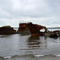Брошенные суда рядом с Северо-Курильском