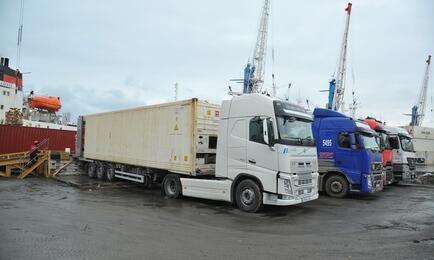 Погрузка рыбопродукции на автотранспорт в порту Владивостока