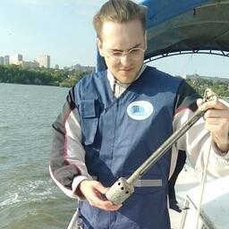 Специалисты измеряют и гидрологические показатели — глубину, скорость течения, температуру воды. Фото пресс-службы АзНИИРХ