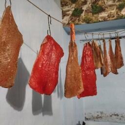 Иногда белую рыбу подкрашивают перед вялением — чтобы была похожа на лосось