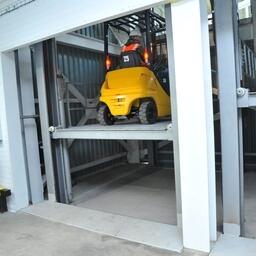 Склад оборудован двумя лифтами грузоподъемностью по 6 тонн