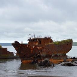 Брошенные суда возле Северо-Курильска