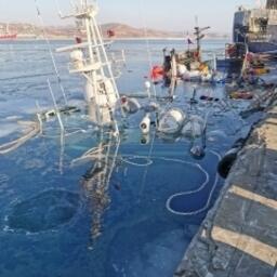 Краболов «Акванавт» затонул утром 2 февраля в порту Зарубино. Фото пресс-службы Восточного межрегионального СУТ СК России