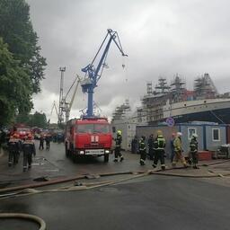 К ликвидации пожара на судне «Механик Маслак» было привлечено 14 единиц техники МЧС. Фото пресс-службы ГУ МЧС по Санкт-Петербургу