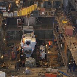 Погрузка главного двигателя на траулер «Капитан Тузов». Фото пресс-службы Северной верфи