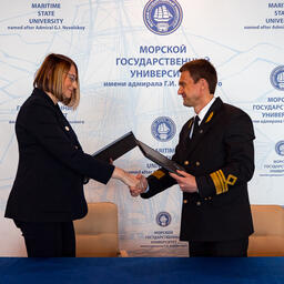 Соглашение подписали генеральный директор Русской рыбопромышленной компании Ольга НАУМОВА и ректор МГУ имени адмирала Г.И. Невельского Денис БУРОВ. Фото пресс-службы РРПК