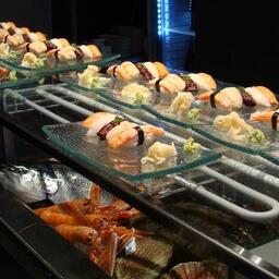 Суши из лосося и морепродуктов на прилавке в Норвегии