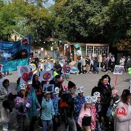 Традиционное шествие колонн в защиту морских животных. Фото пресс-службы Кроноцкого заповедника