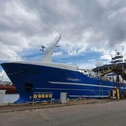 На Северной верфи в Санкт-Петербурге торжественно подняли флаг на ярусолове «Гандвик-1». Фото пресс-службы Росрыболовства