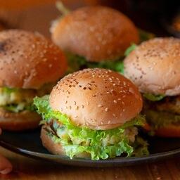 Первая группа осваивала рецепты фишбургера с сочной минтаевой котлетой из минтая. Фото предоставлено компанией «Нерей»