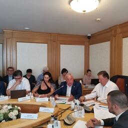 Председатель Комитета Госдумы по развитию Дальнего Востока и Арктики Николай ХАРИТОНОВ выступил на совещании по законопроекту о втором этапе инвестквот. Фото с сайта комитета