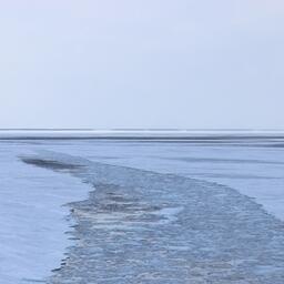 Новый закон устанавливает правовой режим захода иностранных военных кораблей и других государственных судов во внутренние морские воды РФ в акватории Северного морского пути