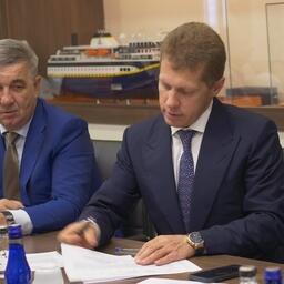 Генеральный директор «Океанрыбфлота» Евгений НОВОСЕЛОВ подписывает документы о принятии супертраулера «Владимир Бирюков». Фото Валентины Боковиковой