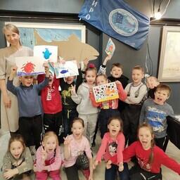 400 девчонок и мальчишек в возрасте от 6 до 14 лет слушали лекции об истории института, ученых-ихтиологах, проводили исследования чешуи, разглядывали в бинокуляры отолиты. Фото предоставлено сотрудниками Камчатского объединенного краевого музея