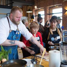 Первые бесплатные кулинарные мастер-классы в рамках проекта «Еда для общения и здоровья» провели для пенсионеров во Владивостоке. Фото – Анна СТЕПАНКИА