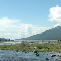 Река Колвица, далее — Колвицкая губа. Фото Gastro-en. CC BY-SA 3.0