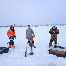 Для исследования специалисты изучают лед в разных местах. Фото пресс-службы Фонда венчурных инвестиций Карелии