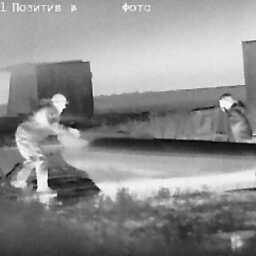 Работу браконьеров засняли правоохранители. Кадр оперативной съемки