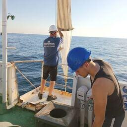 Отбор проб. Фото пресс-службы КаспНИРХ